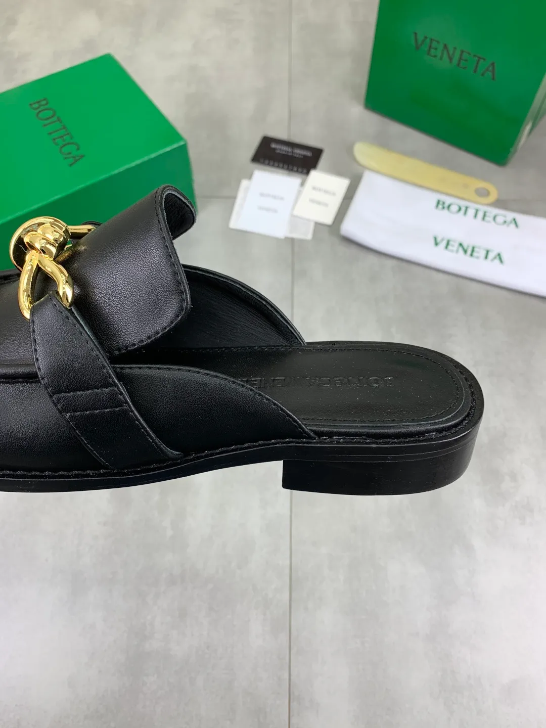 Men's shoes 💰P800 [New model] (genuine leather outsole) water-dyed cow lining 💰High-quality business couple half-slip leather shoes 💎💎💎 BOTTEGA VENETA official website synchronizes the latest top version of BV in the market, accepts material comparison, shoe type comparison, process comparison, practical and textured, versatile and suitable for any occasion, the more you look at it, the more flavorful it becomes. Purely hand-knitted craftsmanship - Upper material, calfskin imported from Italy 🇮🇹 - High-quality water-dyed cowhide lining - Original private model customized leather outsole -Size: Female 35-39 (40 ordered) Male 39-44 (38 45 can be customized) Color: Multiple colors available
